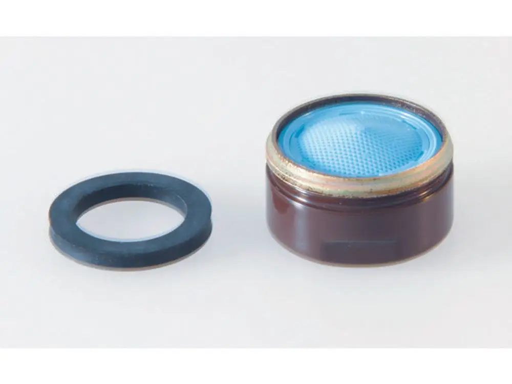 Brauner Behälter mit blauer Abdeckung, darunter ein Gitterstruktur-Element. Ideal Standard Produkt, das zur Regelung des Wasserstrahls verwendet wird.